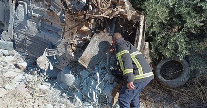 Zeytin bahçesine uçan otomobildeki 5 kişi yaralandı