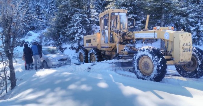 Alanya'da karla mücadele devam ediyor