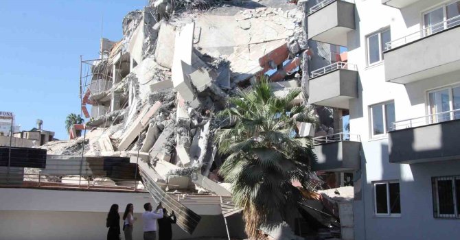 Yıkım, deprem paniği yaşattı: Molozlar öğrenciler içerideyken kurs merkezinin duvarını yıktı