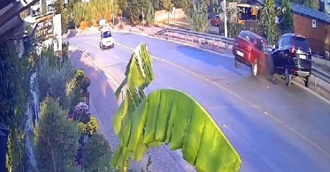 Virajı alamayan otomobil karşı yöndeki araçla kafa kafaya çarpıştı, sıkışan yaralıları itfaiye kurtardı