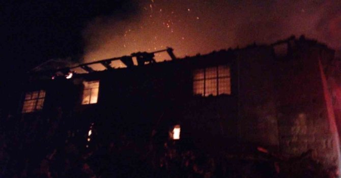 Evde çıkan yangında yalnız yaşayan adam yanarak hayatını kaybetti