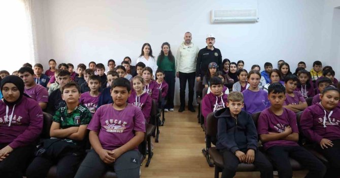 AKOM, okullarda afetlere karşı öğrencileri bilgilendiriyor