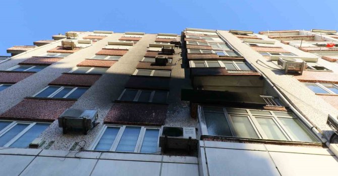 Antalya’da cam yüklü kamyonet alev alev yandı, gökyüzünü siyah dumanlar kapladı