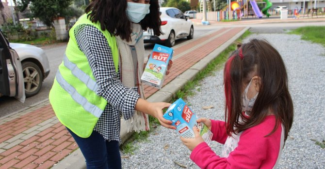 Halk Süt paketleri çocuklarla buluşuyor