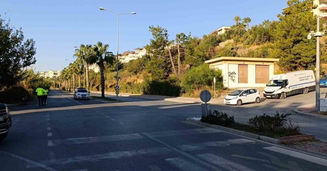 Manavgat’ta motosiklet ile otomobil kavşakta çarpıştı: 1 yaralı