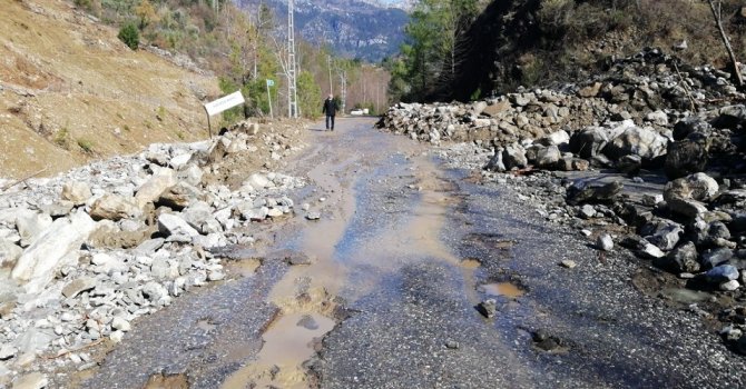 Gazipaşa’da taşkından kapanan yollar ulaşıma açıldı