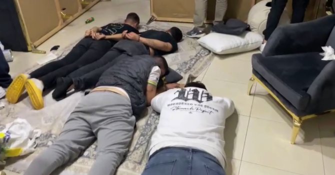 Mersin’de maskeler ve silahlar ele geçirildi: 4 gözaltı