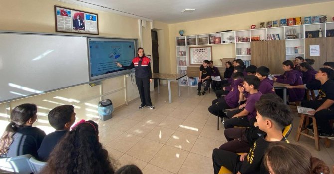Jandarma, öğrencileri siber farkındalık konusunda bilgilendiriyor