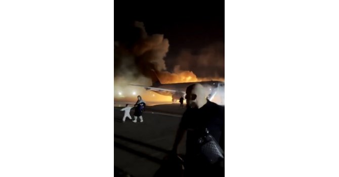 Yanan uçaktan tahliye anları film sahnelerini aratmadı