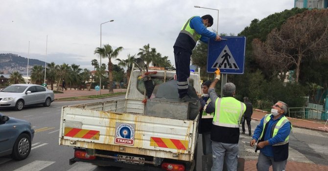 Alanya’da trafik levhaları tek tek elden geçiriliyor