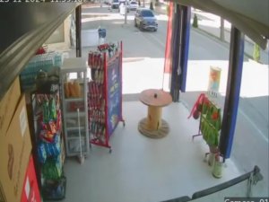 Kuvvetli rüzgar markette stanttaki ürünü böyle sürükledi