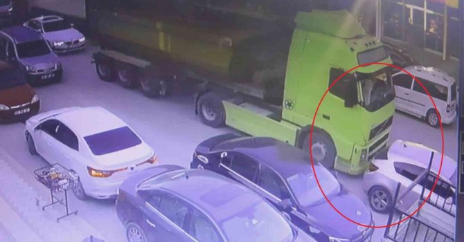 Hafriyat kamyonunun otomobili metrelerce sürüklediği anlar kameraya yansıdı