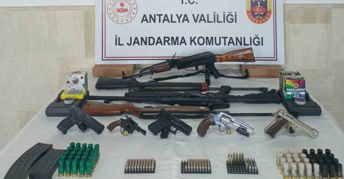 Antalya’da çok sayıda silah ve fişek ele geçirildi