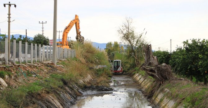 Büyükşehir Belediyesi sulama kanallarını temizliyor