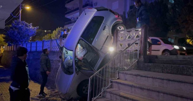 Sürücü fren yerine gaza basınca beton korkulukları yıkan araç bahçe duvarında asılı kaldı