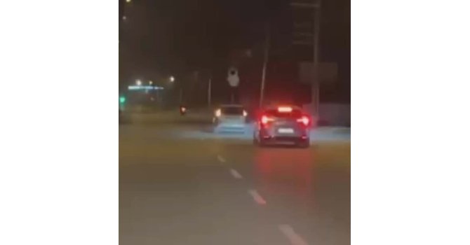 Akan trafikte camdan aracın üzerine çıkıp dans etti