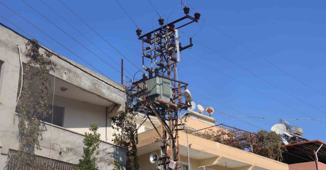 Bomba gibi patlayan trafo vatandaşları tedirgin etti