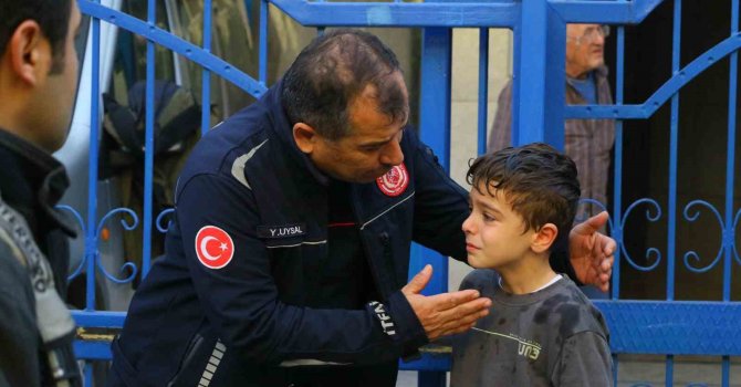 Çıkan yangında panikleyen küçük çocuğu itfaiye erleri sakinleştirdi