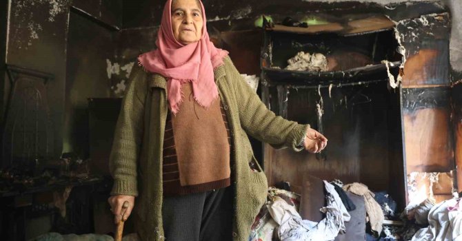Karanlıkta kalmamak için yaktığı mum yangın çıkardı, yaşlı kadın emekleyerek kaçıp kurtuldu
