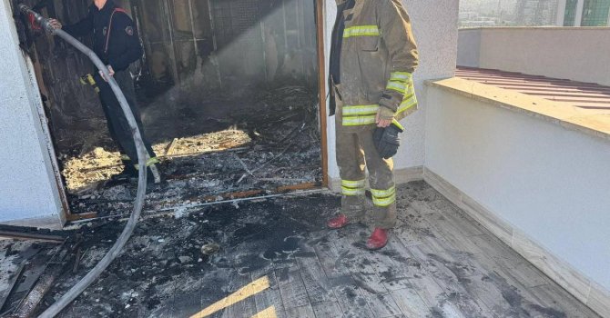 Hasarlı binadaki daire alevlere teslim oldu