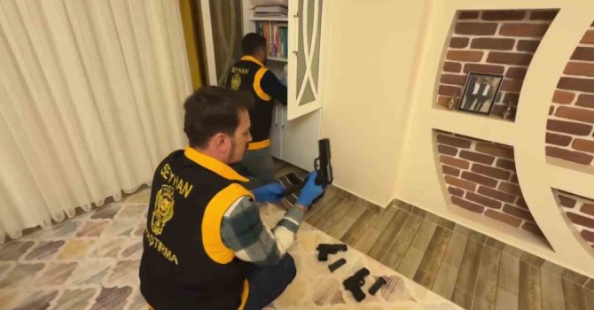 Kitaplıkta 6 silah ele geçirildi