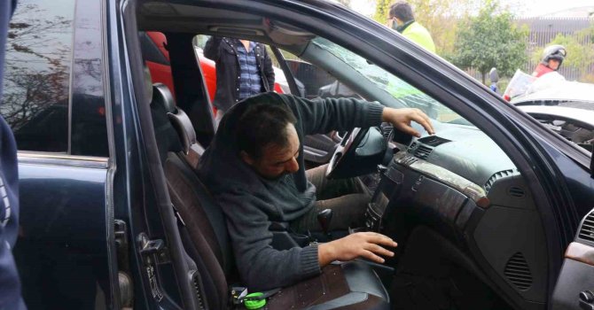 Bariyere ’ok’ gibi saplandı, sıkışan sürücüyü itfaiye çıkardı