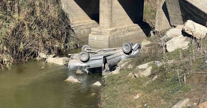 Tarsus’ta otomobil kanala düştü: 1 yaralı
