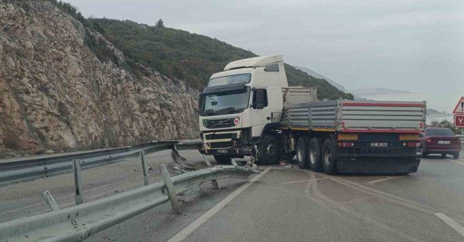 Bariyerlere çarpan tır makaslayarak trafiğin aksamasına neden oldu
