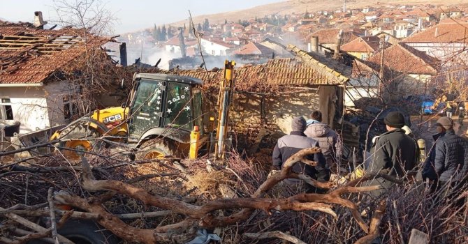 Isparta’da sabah saatlerinde çıkan yangın, iki evi küle çevirdi