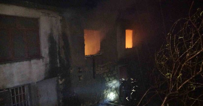 2 katlı evde çıkan yangına yağmur altında müdahale