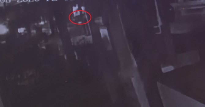 Takla atan araçtan gençleri yola savuran kaza güvenlik kamerasında