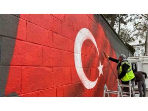 Dulkadiroğlu Belediyesi’nden duvar yazıları yerine Türk Bayrağı