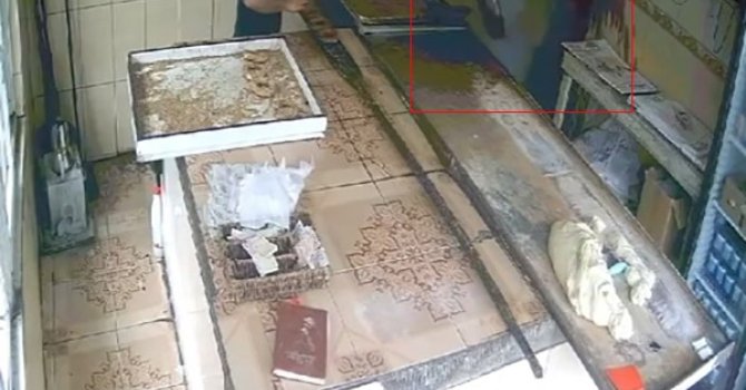 Kızgın pekmezi başından aşağı döktü, o anlar kamerada