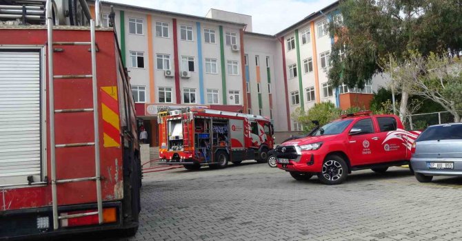 Alanya’da okulun trafosu yandı, öğrenciler tahliye edildi