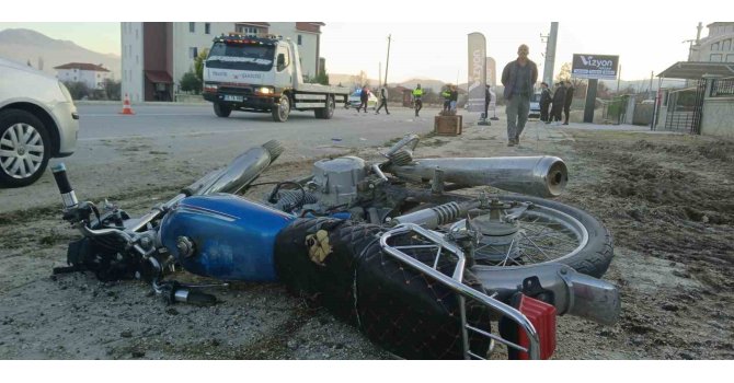 Otomobile çarpan motosikletli yaralandı