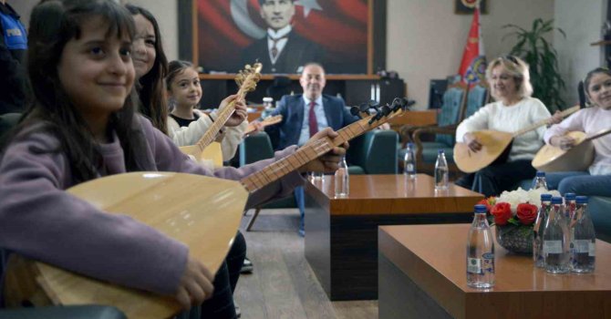 Adana Emniyet Müdürüne, saz kursunu bitiren kızlardan mini konser