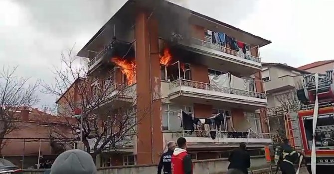 Eşine kızıp çocuğunun da içerisinde bulunduğu evi ateşe vermiş