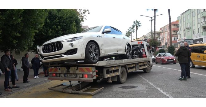 Lüks marka araç, park halindeki otomobillere çarparak durabildi