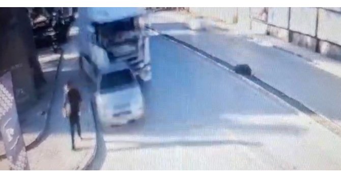 Tarsus’ta bir kişinin yaralandığı kaza güvenlik kamerasına yansıdı