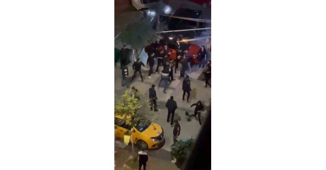 Adana’da 2 grubun tekme tokatlı kavgası kamerada