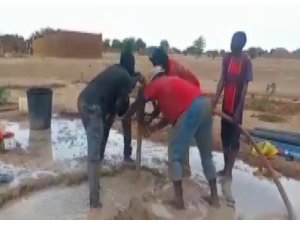 Deprem şehitleri anısına Afrika’da su kuyusu açtırdı