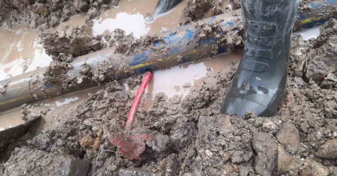 Eğirdir’de 150 tonluk yeni su kaynağı hattını delip su çaldılar