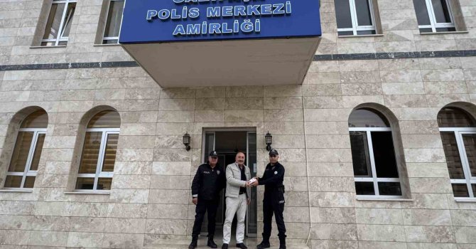Polis ekipleri buldukları 30 bin 200 TL’yi sahibine teslim etti