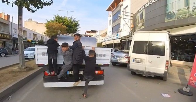 Mersin’de kamyonetin arkasına asılan çocukların tehlikeli yolculuğu