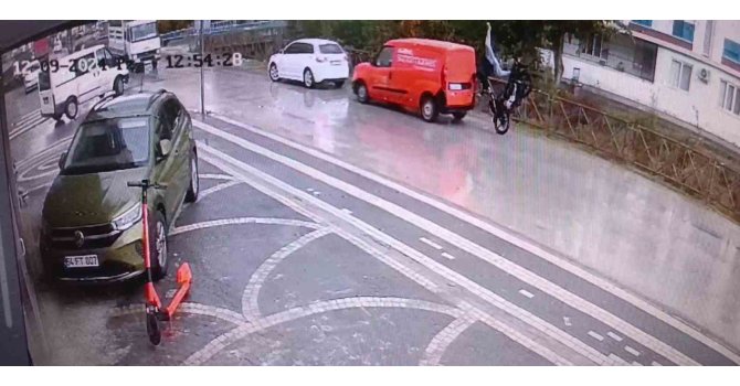 Motosikletliye takla attıran kaza kamerada