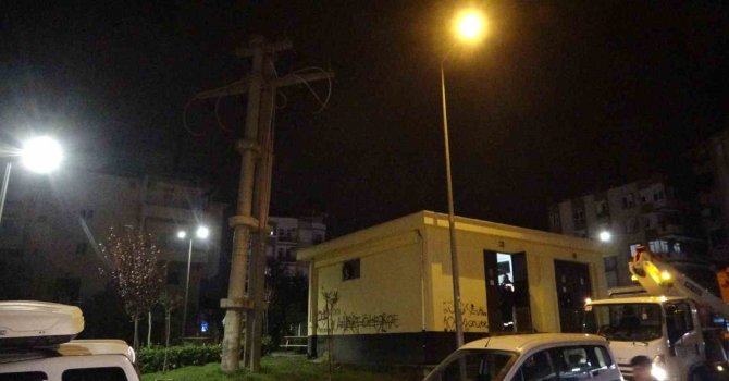 Park içindeki elektrik telleri alev alev yandı, mahallede korku dolu anlar yaşandı