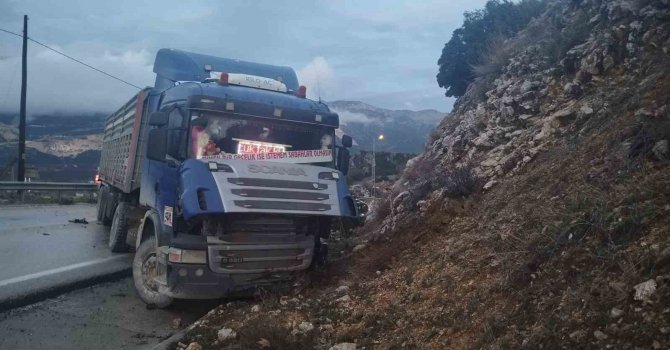 Isparta’da tır ve otomobil kafa kafaya çarpıştı: 3 yaralı