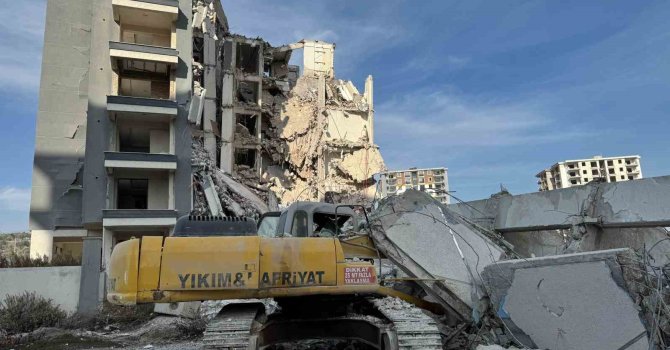 11 katlı binanın yıkımında iş makinesi operatörü yaralandı