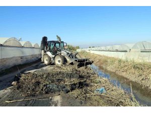 Akdeniz Belediyesi, sulama kanallarında temizlik ve ıslah çalışması yaptı