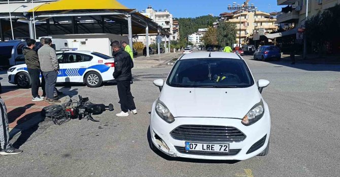 Otomobil ile elektrikli bisiklet çarpıştı: 1 yaralı